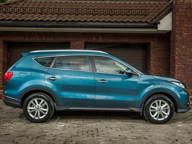 DongFeng 580 I، دفع رباعي 5 أبواب — منظر من الجانب الأيمن