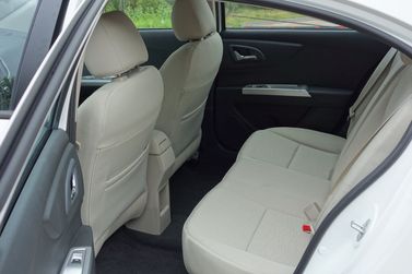 DongFeng A30 I, Седан — задние сиденья