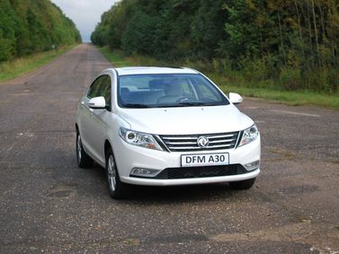 DongFeng A30 I, Седан — вид спереди слева