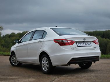 DongFeng A30 I, Седан — вид сзади слева