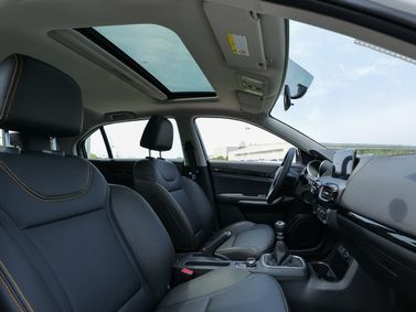 DongFeng AX4, Внедорожник 5 дв. — передние сиденья