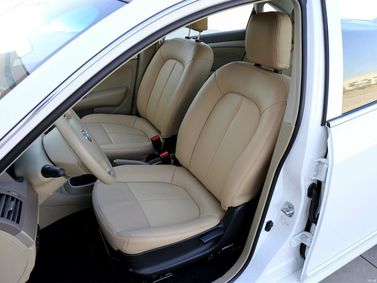 DongFeng E11K, Седан — передние сиденья