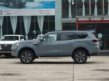 DongFeng Paladin I، دفع رباعي 5 أبواب — منظر من الجانب الأيمن