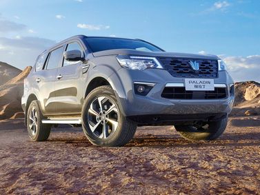 DongFeng Paladin I، دفع رباعي 5 أبواب — منظر أمامي بزاوية ثلاثة أرباع
