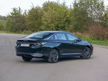 DongFeng Shine Max, Седан — вид сзади в три четверти