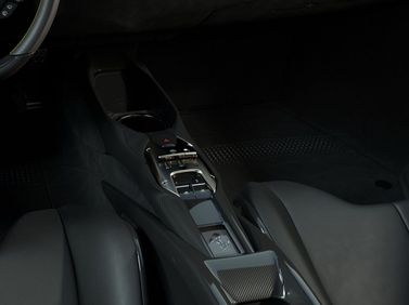 Ferrari 296, Купе — центральная консоль