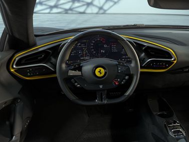 Ferrari 296, Купе — место водителя