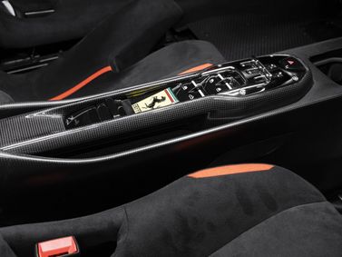Ferrari 296, Родстер Speciale A — центральная консоль