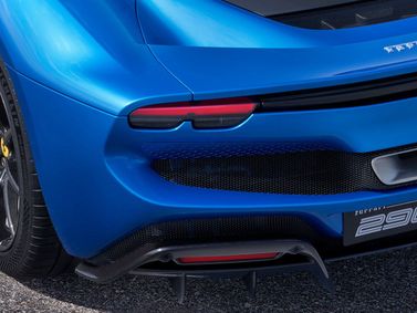 Ferrari 296, Родстер — задняя часть автомобиля крупным планом