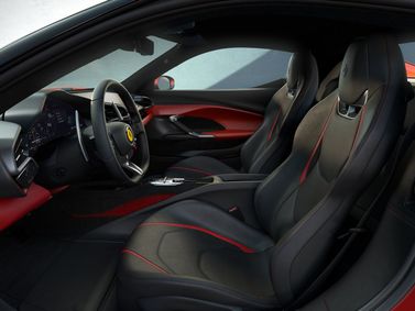 Ferrari 296, Купе — передние сиденья