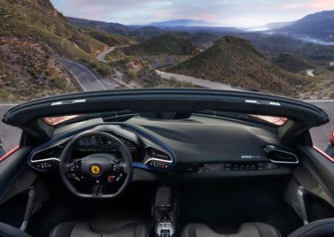 Ferrari 296, Родстер — место водителя