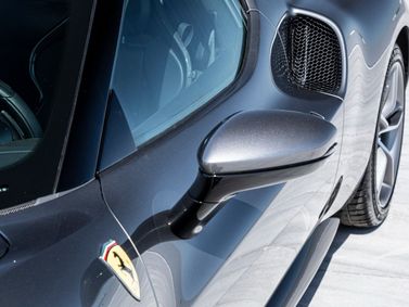 Ferrari 296, Купе — боковое зеркало