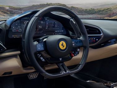 Ferrari 296, Родстер — рулевое колесо