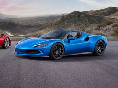 Ferrari 296, Родстер — вид спереди в три четверти