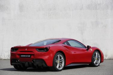 Ferrari 488, Купе GTB — вид сзади справа