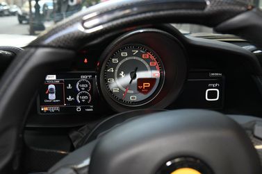 Ferrari 488, Родстер Pista Spider — панель приборов