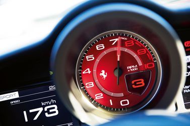 Ferrari 488, Купе GTB — панель приборов