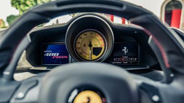 Ferrari 488, Купе Pista — панель приборов