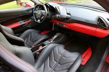 Ferrari 488, Купе GTB — место водителя
