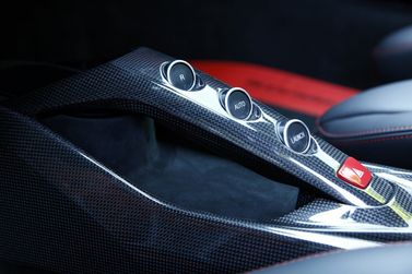 Ferrari 488, Купе GTB — селектор коробки передач