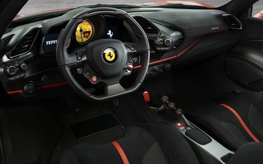 Ferrari 488, Купе Pista — место водителя