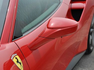 Ferrari 488, Купе GTB — боковое зеркало