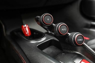 Ferrari 488, Купе Pista — селектор коробки передач