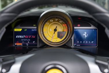 Ferrari 812, Родстер GTS — панель приборов