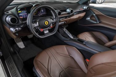Ferrari 812, Родстер GTS — место водителя