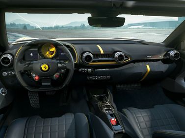 Ferrari 812, Родстер — место водителя