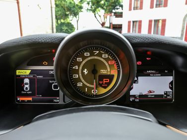 Ferrari 812, Купе Superfast — панель приборов