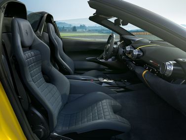 Ferrari 812, Родстер — передние сиденья