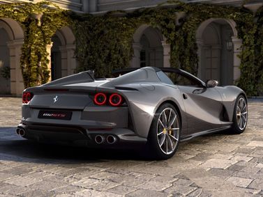 Ferrari 812, Родстер GTS — вид сзади справа