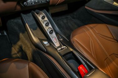 Ferrari 812, Родстер GTS — центральная консоль