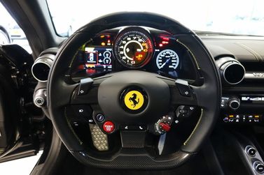 Ferrari 812, Купе Superfast — рулевое колесо
