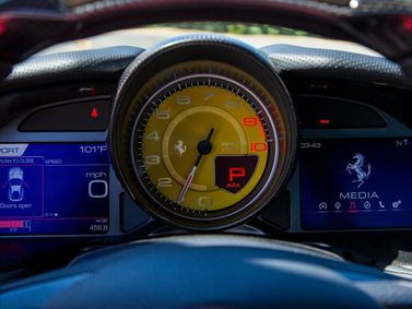 Ferrari 812, Купе Competizione — панель приборов