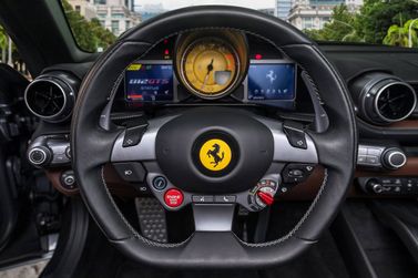 Ferrari 812, Родстер GTS — рулевое колесо