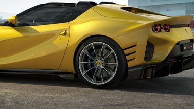 Ferrari 812, Родстер — вид сзади в три четверти