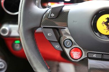 Ferrari 812, Купе Competizione — рулевое колесо