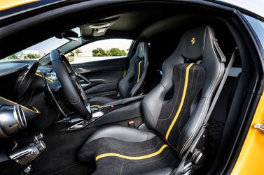 Ferrari 812, Купе Competizione — передние сиденья