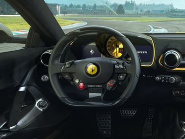 Ferrari 812, Купе Competizione — место водителя