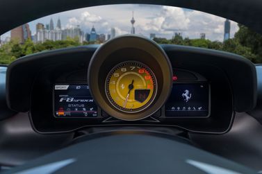 Ferrari F8, Родстер Spider — панель приборов