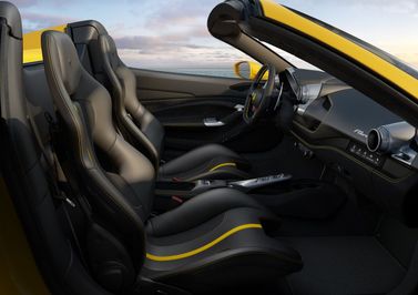 Ferrari F8, Родстер Spider — общий вид салона