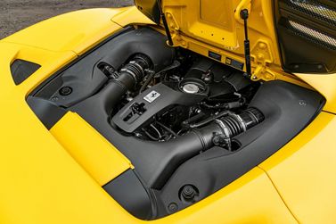 Ferrari F8, Родстер Spider — моторный отсек