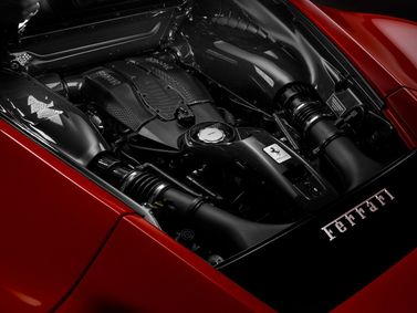 Ferrari F8, Купе Tributo — моторный отсек