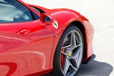 Ferrari F8, Купе Tributo — вид спереди справа