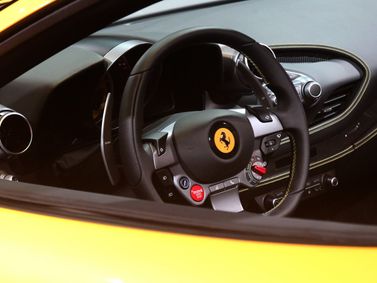 Ferrari F8, Родстер Spider — рулевое колесо
