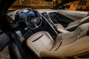 Ferrari Roma, Купе — место водителя