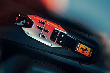 Ferrari SF90 Stradale I, Кабриолет — центральная консоль