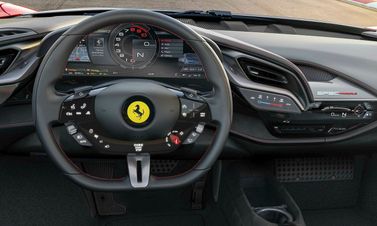 Ferrari SF90 Stradale I, Купе — место водителя